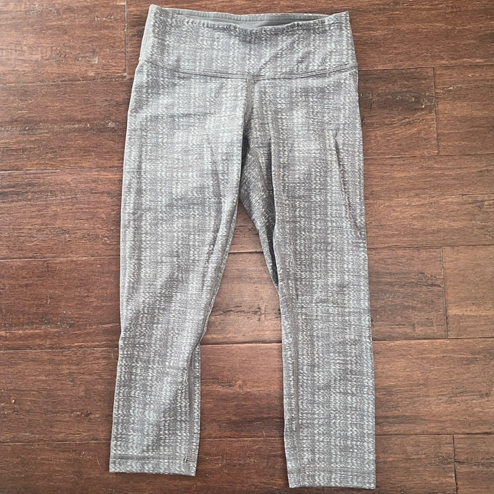 Gray Lululemon crop leggings size 6